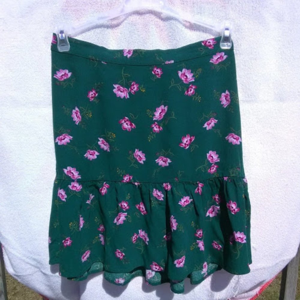 Old Navy ruffle bottom skirt
